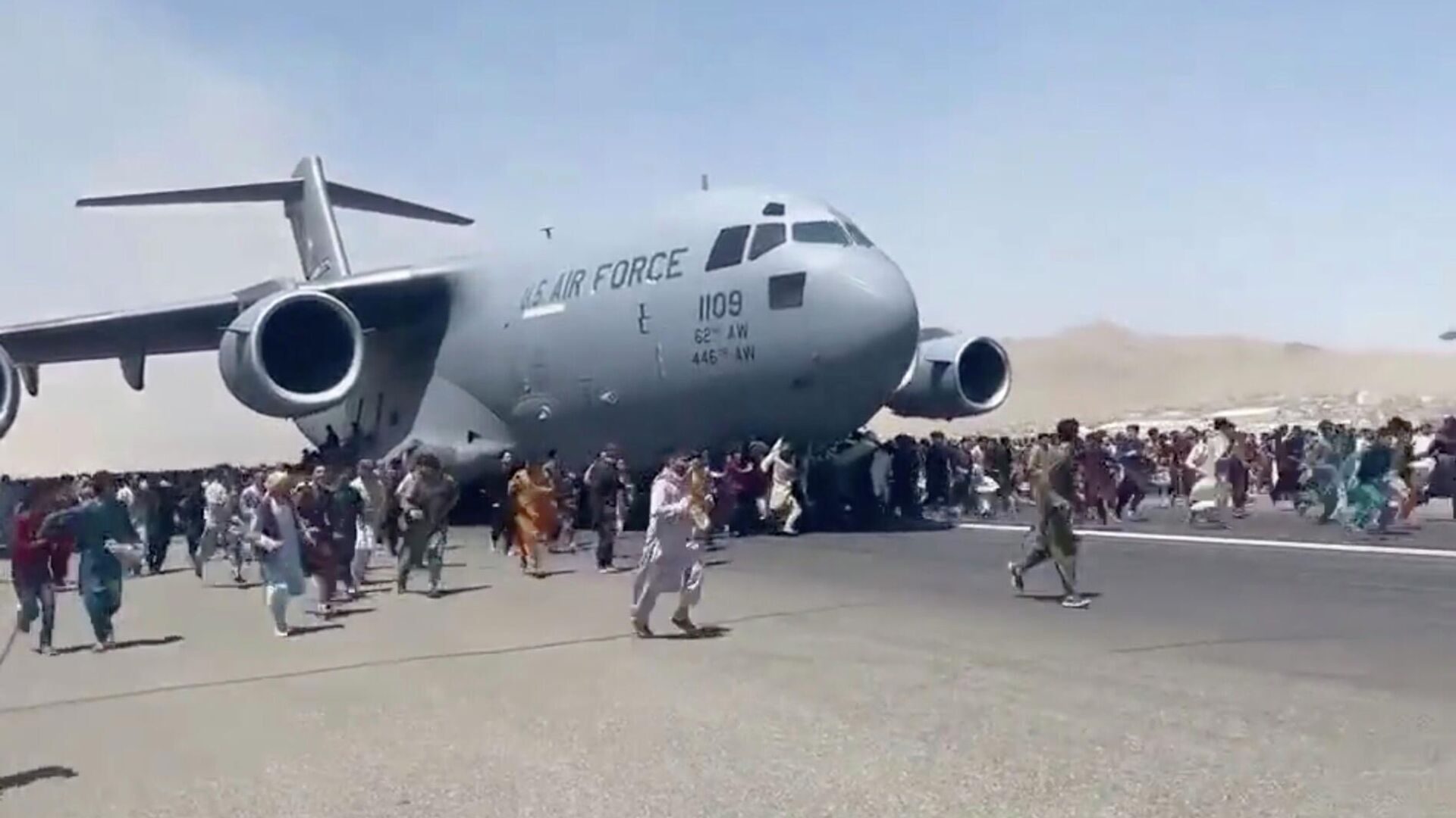 Военный самолет ВВС США в аэропорту Кабула, Кадр видео - РИА Новости, 1920, 16.08.2021