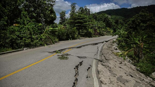 Дорога, поврежденная землетрясением в Ле-Ке, Гаити
