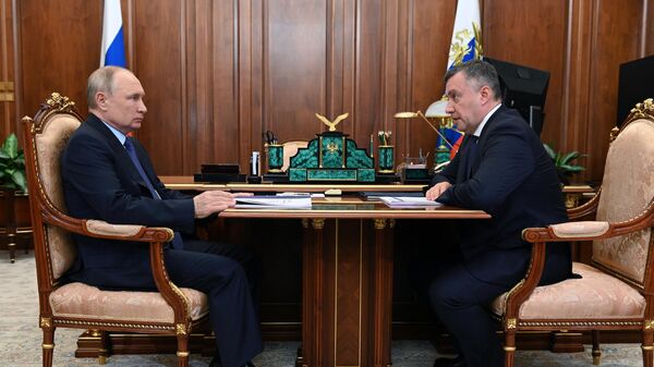 Президент РФ Владимир Путин и временно исполняющий обязанности губернатора Иркутской области Игорь Кобзев во время встречи