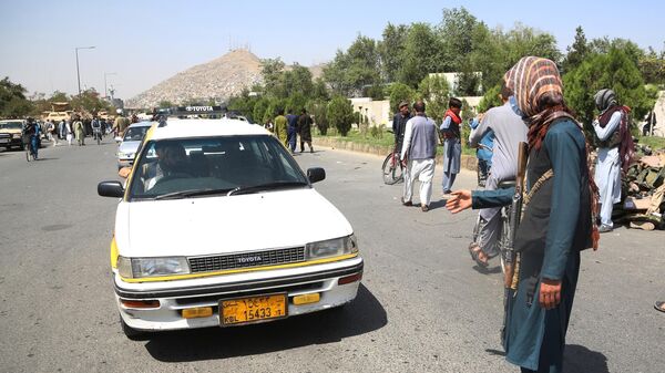 Боевик движения Талибан (террористическая организация, запрещена в России) проверяет автомобили в Кабуле