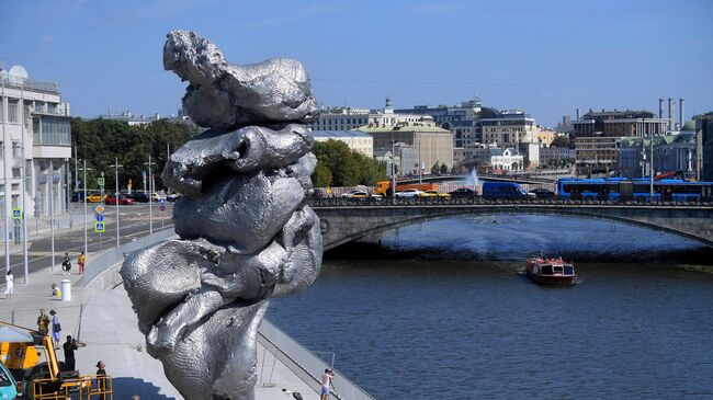 Скульптура Большая глина №4 в центре Москвы