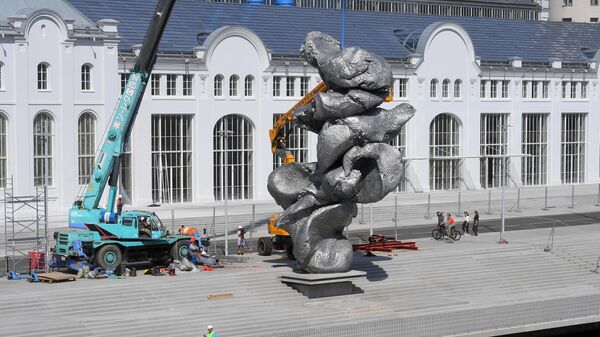 Скульптура Большая глина №4 в центре Москвы