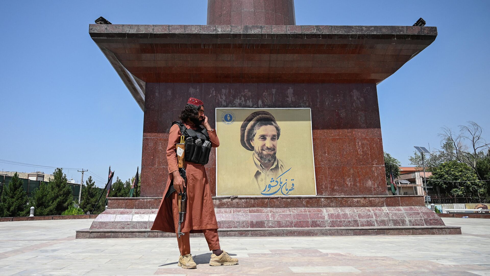 Боевик Талибана* рядом с портретом Ахмада Шаха Масуда в Кабуле - РИА Новости, 1920, 15.08.2021