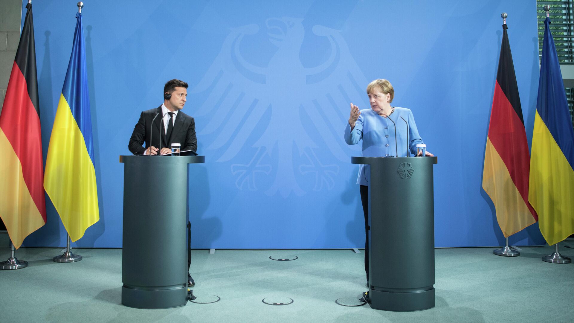 Президент Украины Владимир Зеленский и канцлер Германии Ангела Меркель перед переговорами в Берлине - РИА Новости, 1920, 25.11.2021