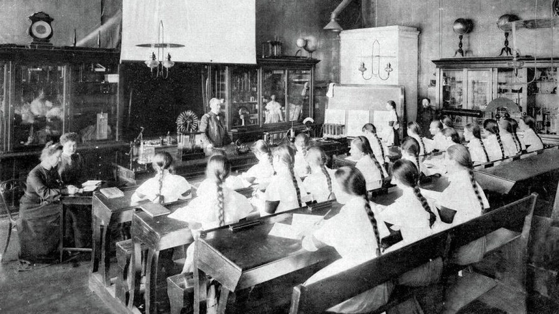 Урок в Смольном институте благородных девиц - РИА Новости, 1920, 19.08.2021