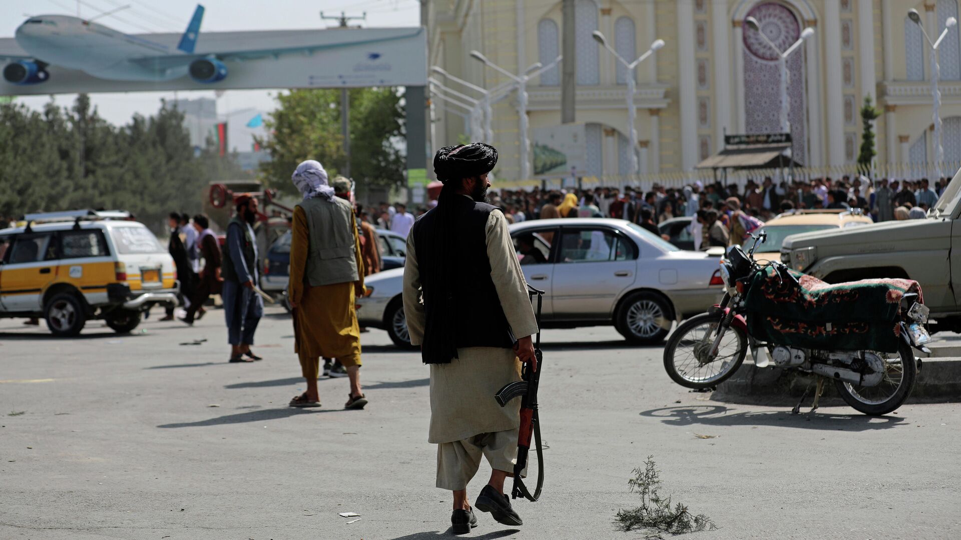 Боевики Талибана* в районе аэропорта Кабула - РИА Новости, 1920, 17.08.2021