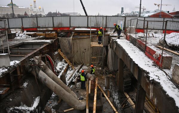 Рабочие выполняют работы по капитальному ремонту Большого Каменного моста в Москве