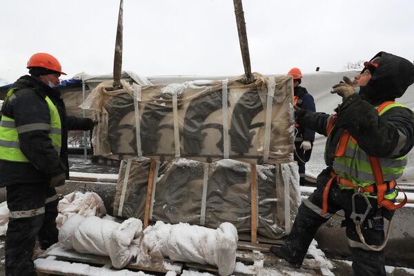 Рабочие проводят работы по замене чугунных ограждений и гранита во время капитального ремонта Большого Каменного моста в Москве