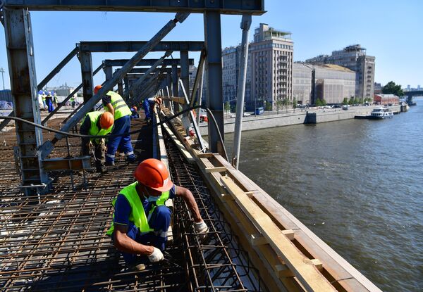 Рабочие на строительной площадке на Большом Каменном мосту, где идет капитальный ремонт