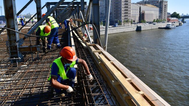 Рабочие на строительной площадке на Большом Каменном мосту, где идет капитальный ремонт