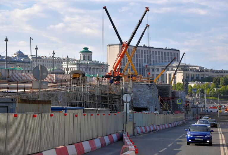 Ремонтные работы на Большом Каменном мосту в Москве