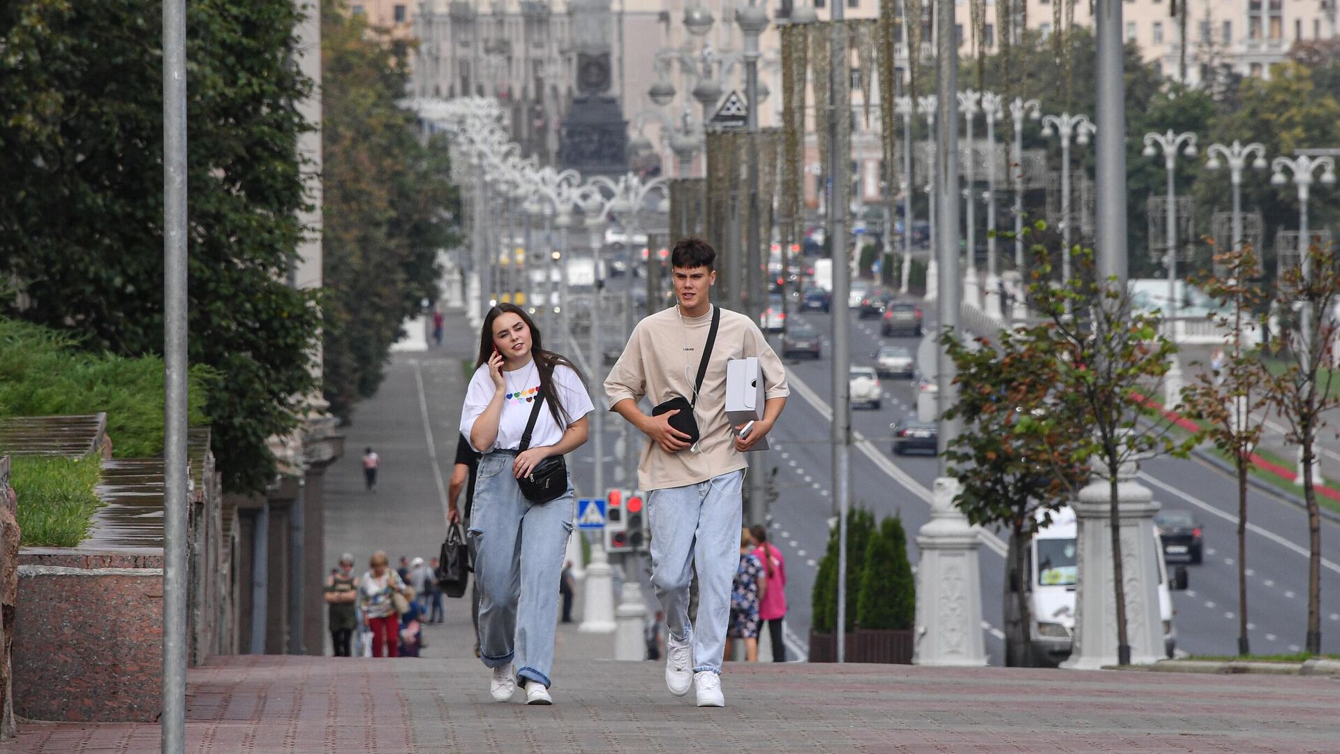 Молодые люди на проспекте Независимости в Минске - РИА Новости, 1920, 21.05.2024