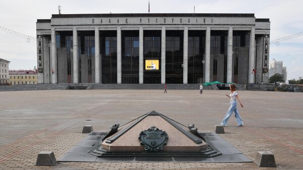 Знак Нулевой километр Белоруссии и дворец Республики на Октябрьской площади в Минске