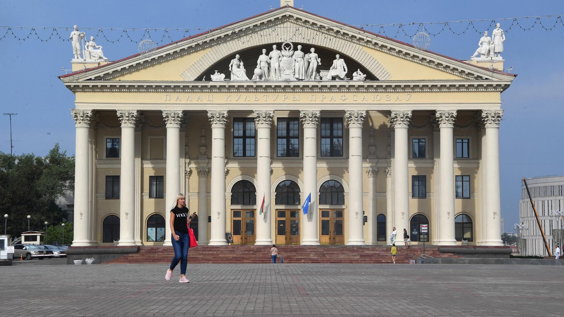 Дворец Профсоюзов на Октябрьской площади в Минске - РИА Новости, 1920, 23.06.2022