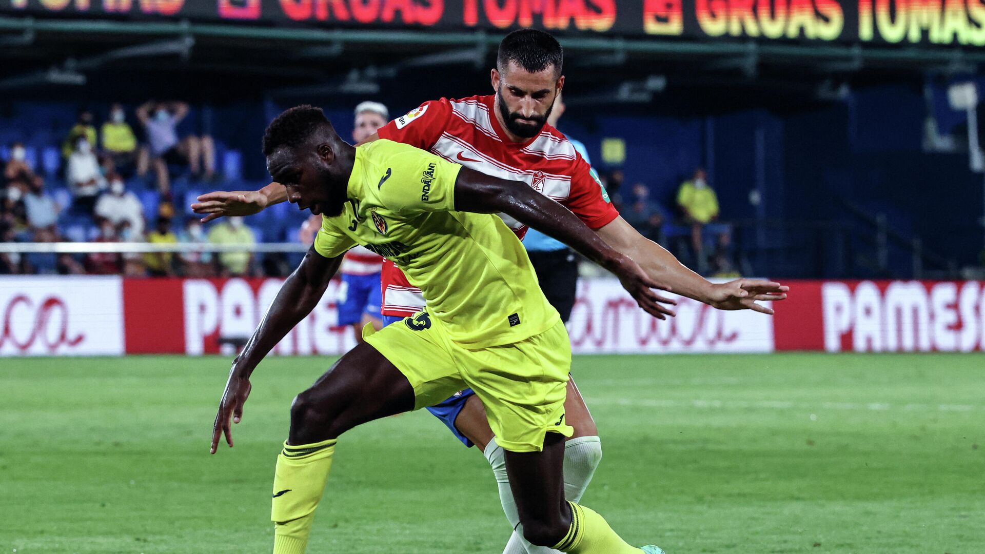 Villarreal's French forward Boulaye Dia (L) challenges Granada's French midfielder Maxime Gonalons during the Spanish league football match between Villarreal and Granada at the Estadio de la Ceramica (El Madrigal) Stadium in Villarreal on August 16, 2021. (Photo by JOSE JORDAN / STR / AFP) - РИА Новости, 1920, 16.08.2021