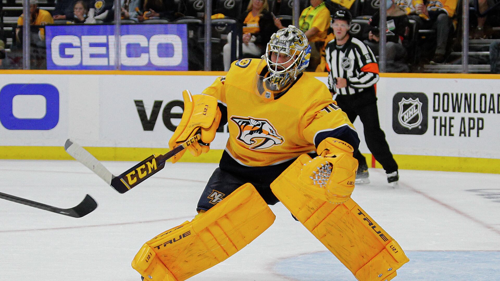 NASHVILLE, TENNESSEE - MAY 23: Goalie Juuse Saros #74 of the Nashville Predators comes out of the crease against the Carolina Hurricanes during the second period in Game Four of the First Round of the 2021 Stanley Cup Playoffs at Bridgestone Arena on May 23, 2021 in Nashville, Tennessee.   Frederick Breedon/Getty Images/AFP (Photo by Frederick Breedon / GETTY IMAGES NORTH AMERICA / Getty Images via AFP) - РИА Новости, 1920, 17.08.2021