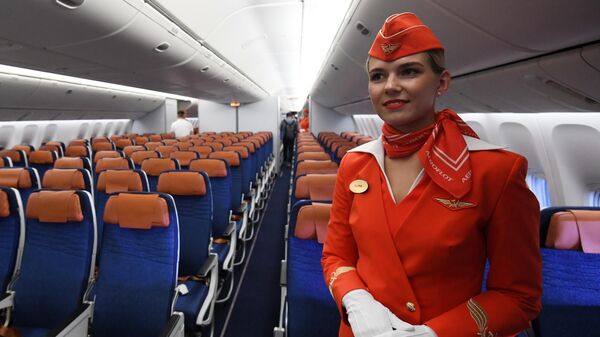 Стюардесса авиакомпании Аэрофлот во время презентации нового салона самолета Boeing 777