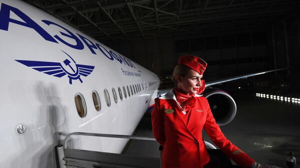 Стюардесса авиакомпании Аэрофлот во время презентации нового салона самолета Boeing 777 
