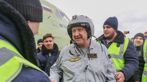 Летчик-испытатель ПАО Ильюшин, Герой России Николай Куимов после первого испытательного полета новейшего российского легкого военно-транспортного самолета Ил-112В 