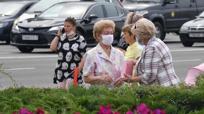 Женщины на остановке общественного транспорта на площади Независимости в Минске