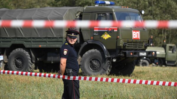 Полицейский в районе места крушения самолета Ил-112В в Подмосковье