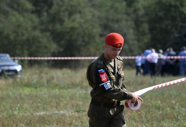 Сотрудник военной полиции в районе места крушения самолета Ил-112В в Подмосковье