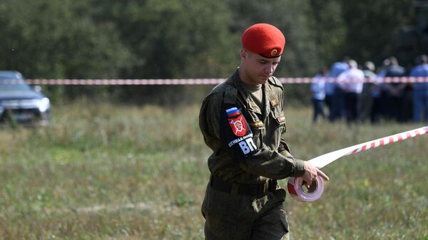 Сотрудник военной полиции в районе места крушения самолета Ил-112В в Подмосковье
