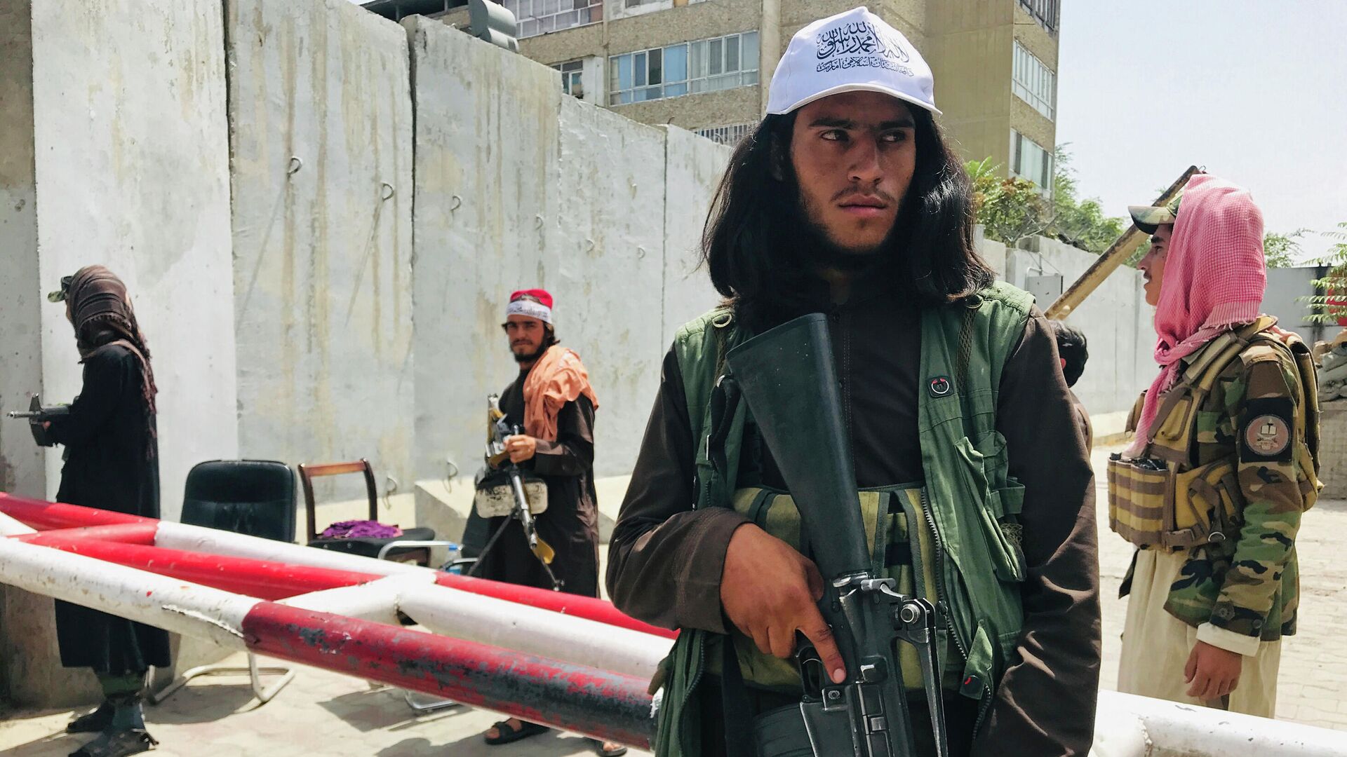 Боевики Талибана* на контрольно-пропускном пункте возле посольства США в Кабуле - РИА Новости, 1920, 01.12.2021