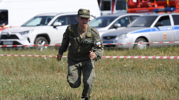 Военнослужащий в районе места крушения самолета Ил-112В в Подмосковье