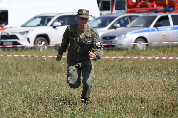 Военнослужащий в районе места крушения самолета Ил-112В в Подмосковье