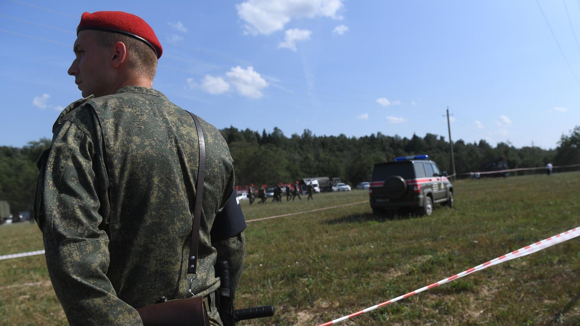 Сотрудник военной полиции в районе места крушения самолета Ил-112В в Подмосковье - РИА Новости, 1920, 17.08.2021