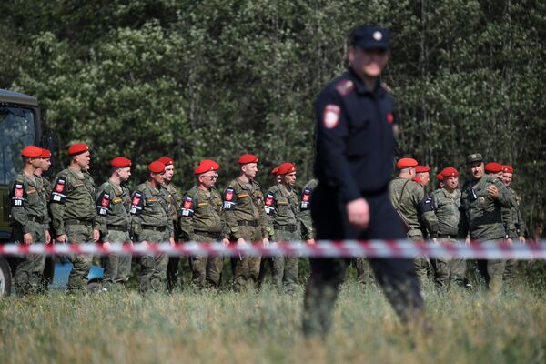 Сотрудники военной полиции рядом с местом крушения опытного образца военно-транспортного самолета Ил-112В в Подмосковье