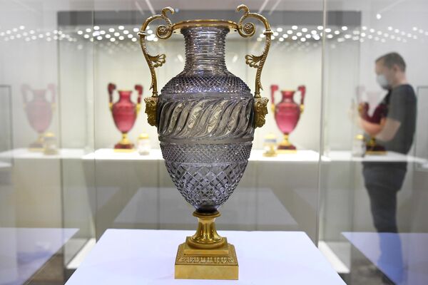 Ваза с маскаронами (в центре) на выставке Произведения Императорского стеклянного завода XIX - начала XX века в Государственном историческом музее в Москве Ваза с маскаронами (в центре) на выставке Произведения Императорского стеклянного завода XIX - начала XX века в Государственном историческом музее в Москве