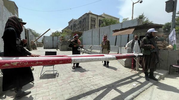 Боевики Талибана* на контрольно-пропускном пункте в Кабуле, Афганистан