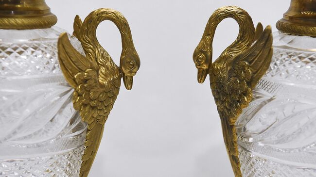 Фрагмент парных ваз с рукоятями в виде лебедей на выставке Произведения Императорского стеклянного завода XIX - начала XX века в Государственном историческом музее в Москве