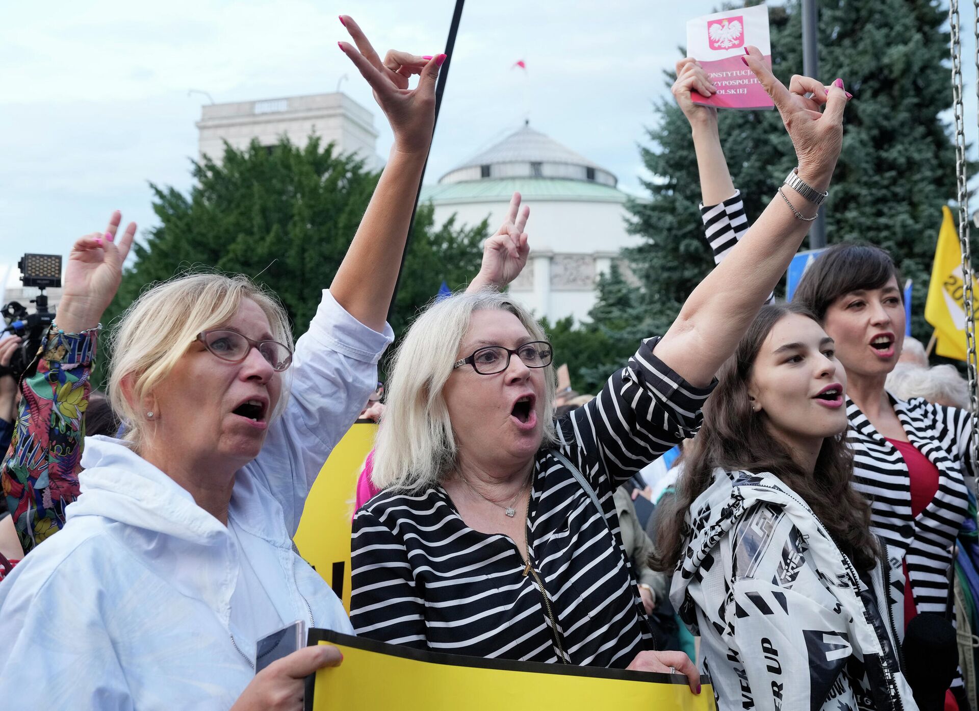 Демонстрация против принятия нового закона о телерадиовещании в Варшаве  - РИА Новости, 1920, 17.08.2021