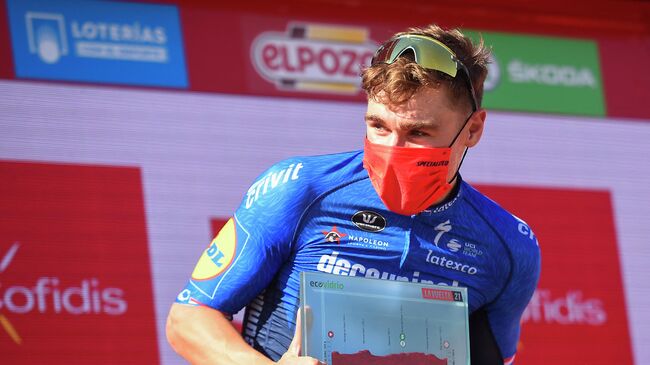 Stage winner team Deceuninck Quick Step's Dutch rider Fabio Jakobsen celebrates on the podium after winning the 4th stage of the 2021 La Vuelta cycling tour of Spain, a 163,9km race from El Burgo de Osma to Molina de Aragon, on August 17, 2021. (Photo by ANDER GILLENEA / AFP)