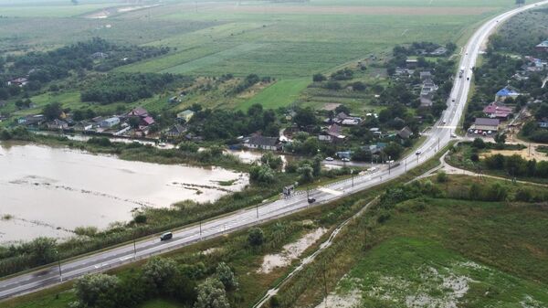 Подтопленная территории поселка Уташ рядом с трассой А290 в Анапском районе Краснодарского края.