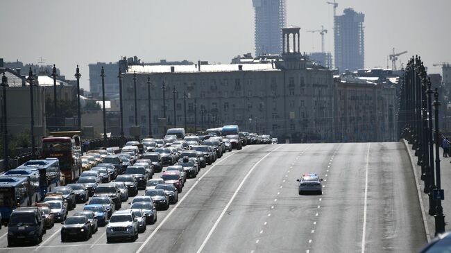 Автомобили на Большом Каменном мосту
