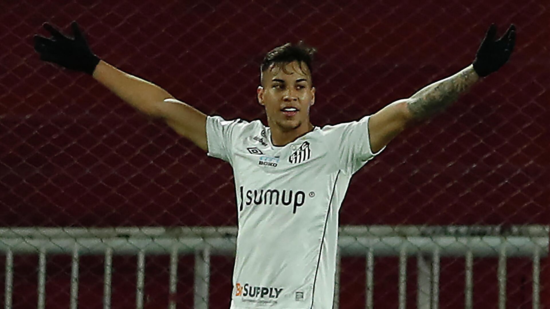 (FILES) In this file photo taken on July 22, 2021 Brazil's Santos Kaio Jorge celebrates after scoring against Argentina's Independiente during their Copa Sudamericana round of 16 second leg football match at the Libertadores de America Stadium in Avellaneda, Buenos Aires province, Argentina. - Santos agreed the transfer of Kaio Jorge to Italy's Juventus on August 2, 2021. (Photo by Gustavo ORTIZ / POOL / AFP) - РИА Новости, 1920, 17.08.2021