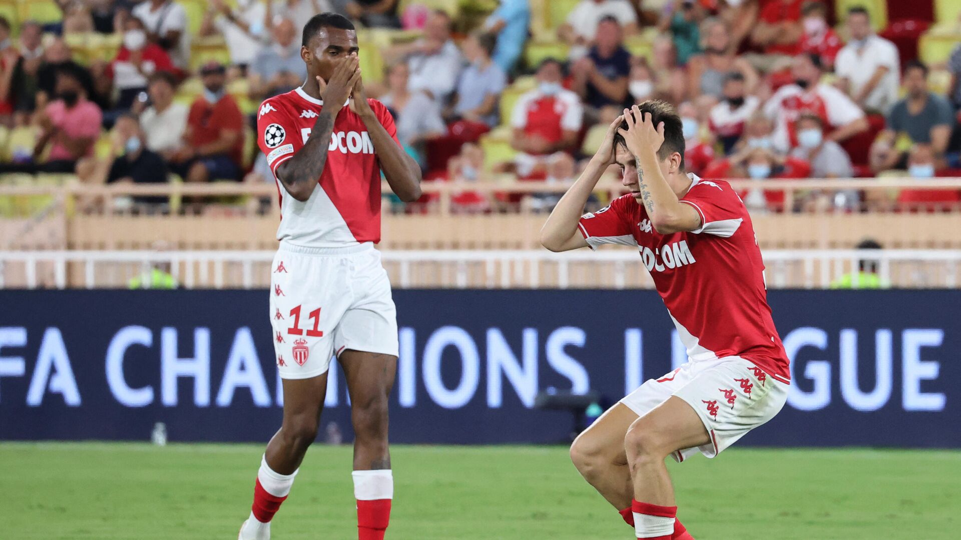 Monaco's Russian midfielder Aleksandr Golovin (R) and Monaco's Brazilian midfielder Jean Lucas De Souza Oliveira react during their UEFA Champions League third preliminary round football match between AS Monaco and FC Chakhtar Donetsk at Louis II stadium in Monaco, on August 17, 2021. (Photo by Valery HACHE / AFP) - РИА Новости, 1920, 17.08.2021
