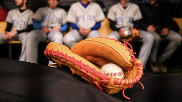 Бейсбольная перчатка и мяч