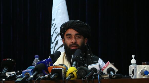 Представитель движения Талибан (террористическая организация, запрещена в РФ) Забиулла Муджахид во время пресс-конференции в Кабуле