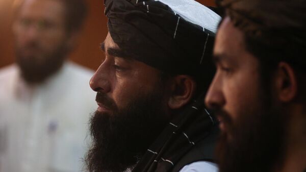 Представитель движения Талибан (террористическая организация, запрещена в РФ) Забиулла Муджахид во время пресс-конференции в Кабуле