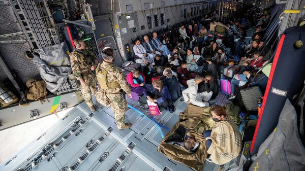 Люди, эвакуированные из Афганистана, во время прибытия на транспортном самолете Airbus A400 немецких ВВС в Ташкент