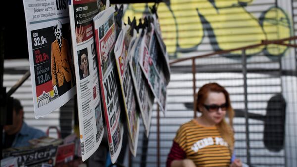 Женщина проходит мимо киоска с газетами и журналами