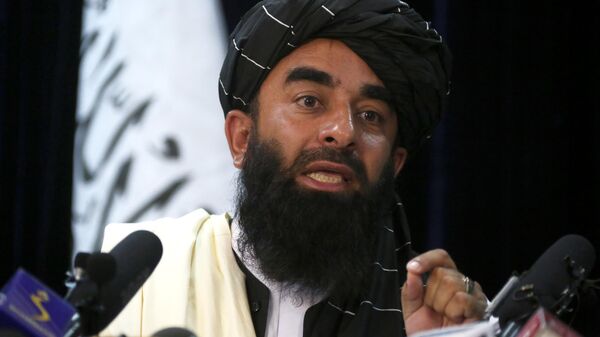 Представитель Талибана* Забихулла Муджахид во время пресс-конференции в Кабуле
