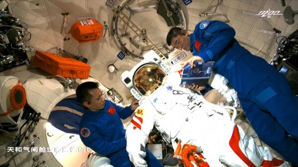 Китайские астронавты Тан Хунбо и Лю Бомин в основном модуле Тяньхэ