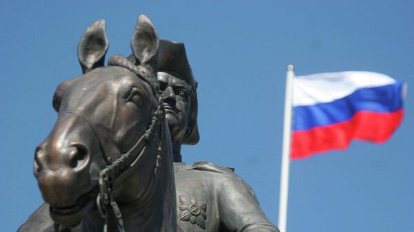 Фрагмент памятника Петру I перед северным фасадом Константиновского дворца и государственный флаг России. 