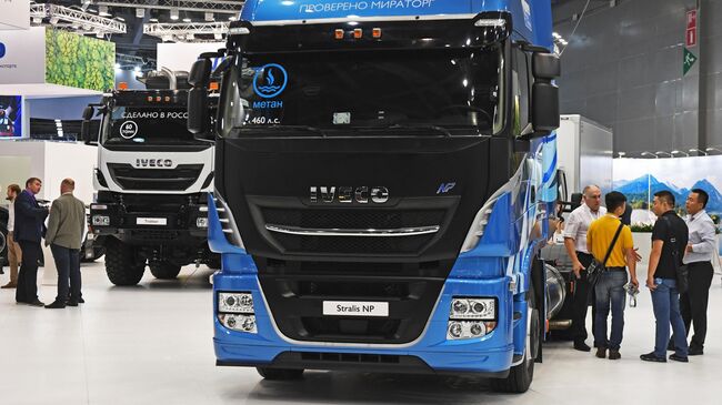 Посетители у автомобилей IVECO на международной выставке коммерческого автотранспорта